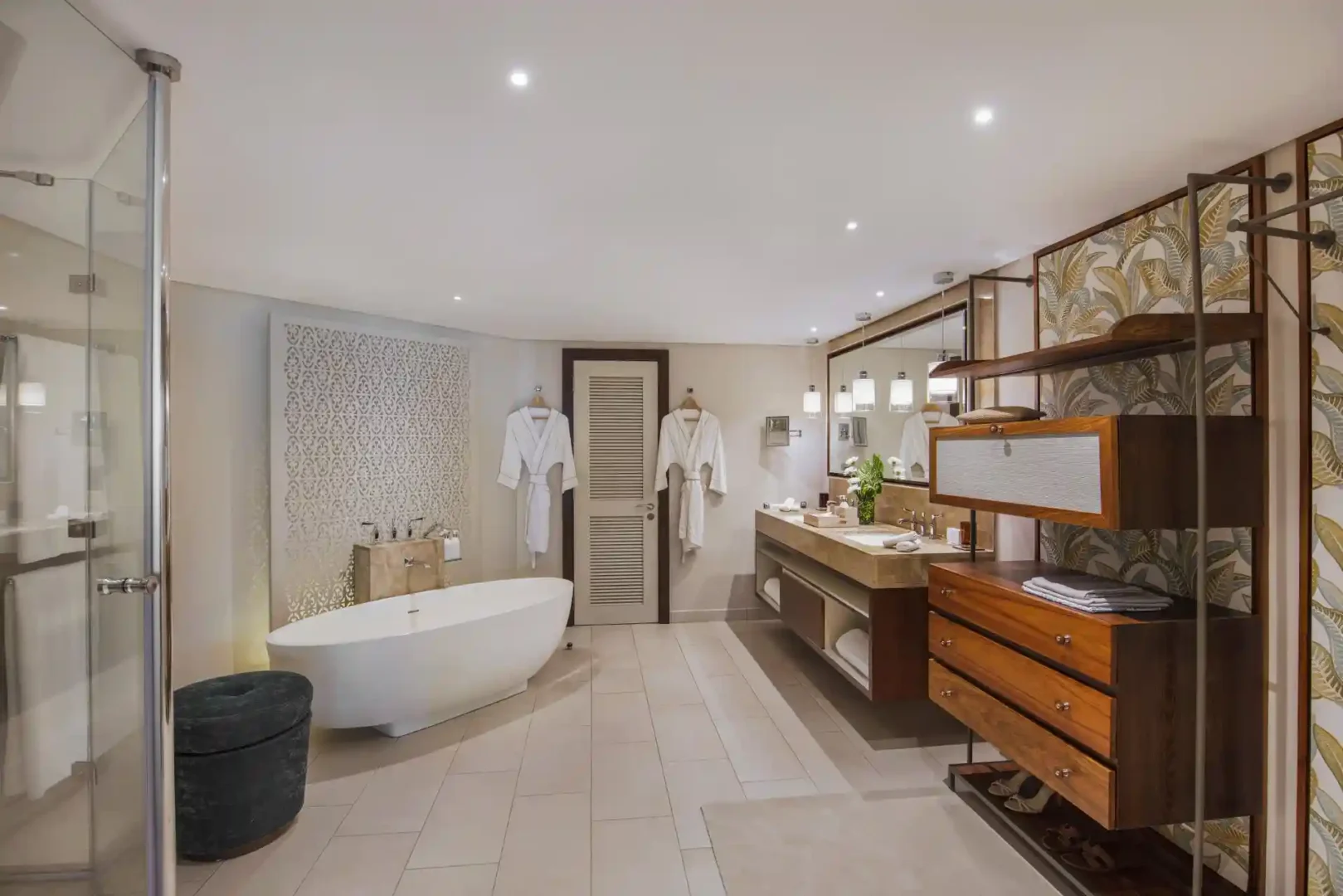 royal palm tropical bathroom