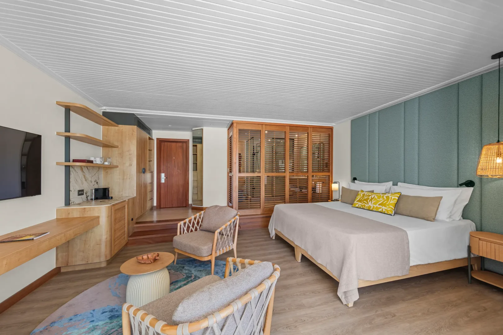 King-size bed in a Beach Room at Shandrani Beachcomber Mauritius with contemporary furnishings and island-inspired décor