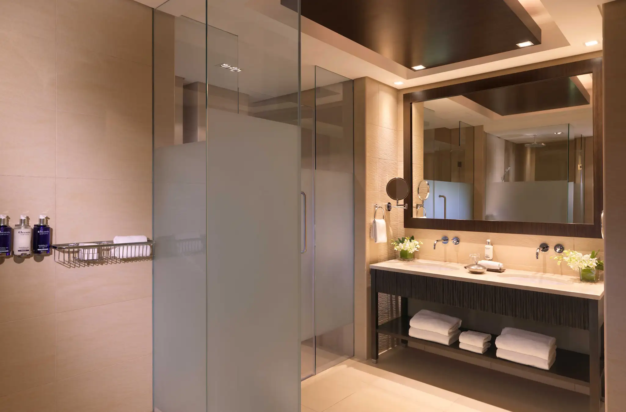 Deluxe Family Lagoon Access Room bathroom at Anantara The Palm Dubai with modern fixtures and family-friendly design