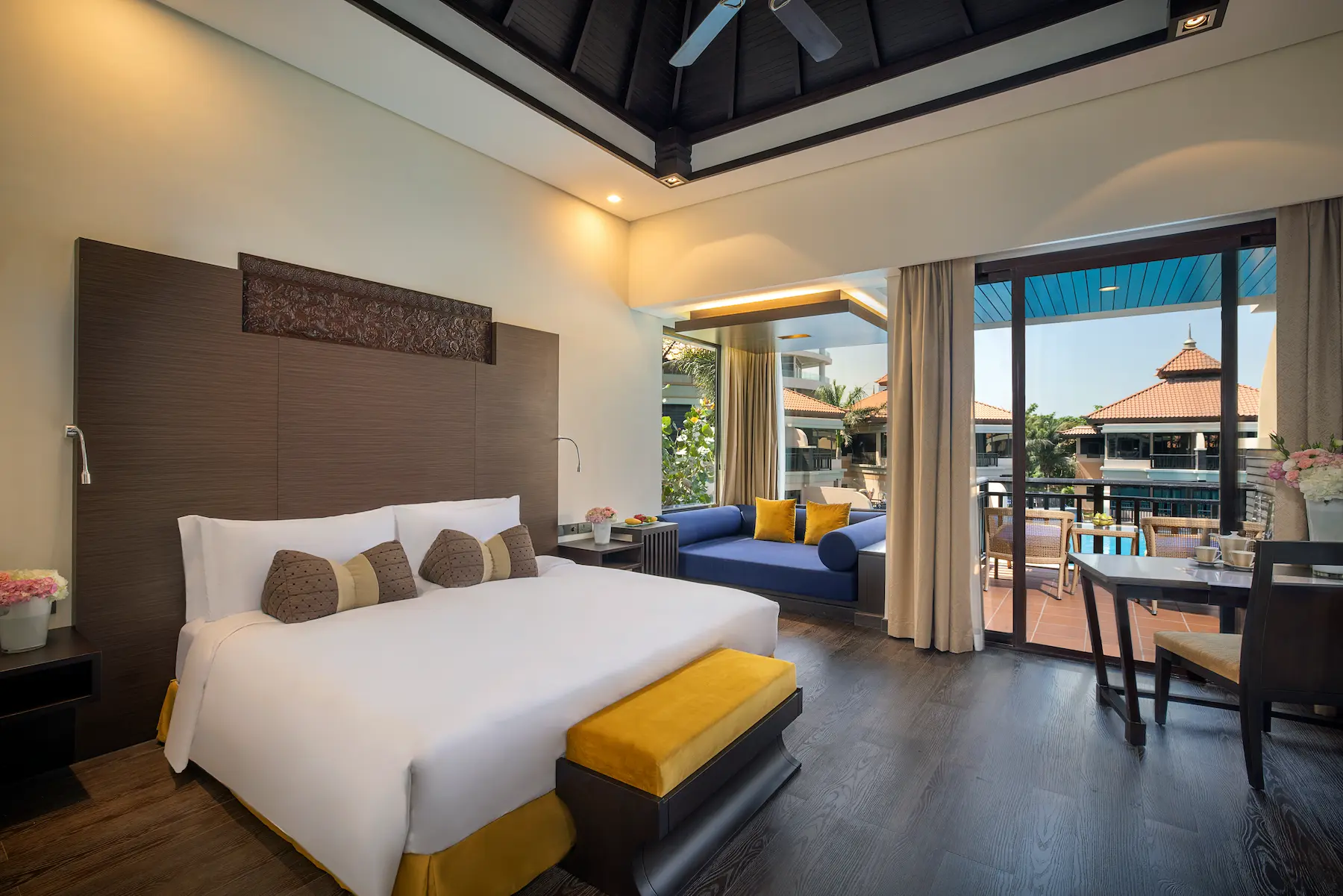 Anantara The Palm Dubai Deluxe lagoon view room overview bed