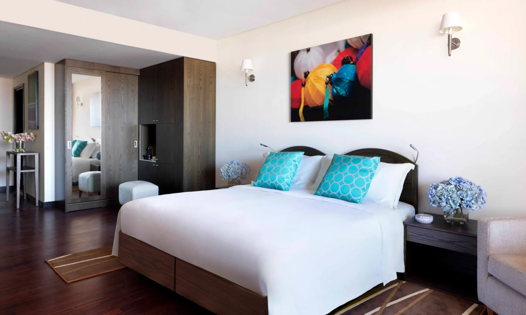 Anantara The Palm Dubai. Standard room residence. Bed and wardrobe
