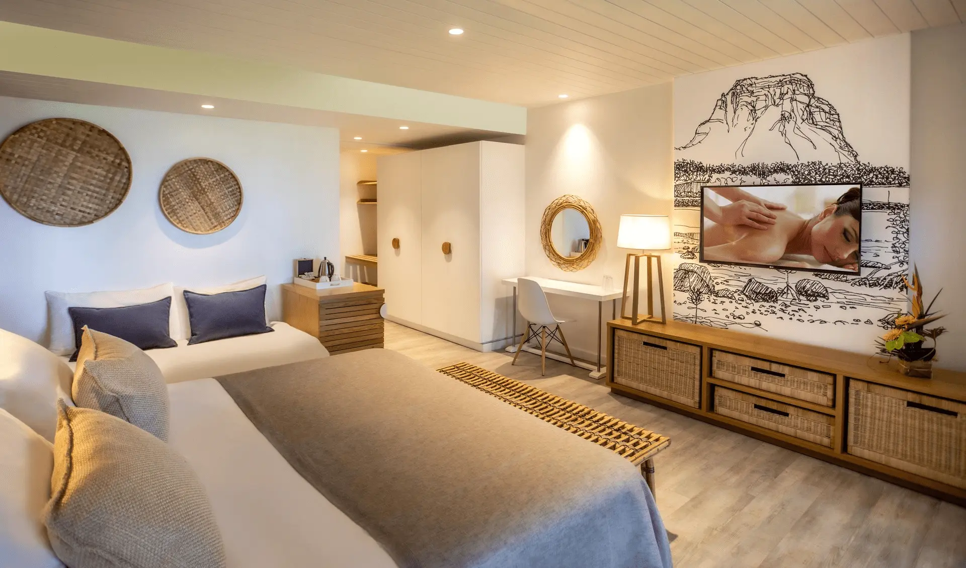 Canonnier Deluxe Sea bedroom featuring king-size bed and natural light