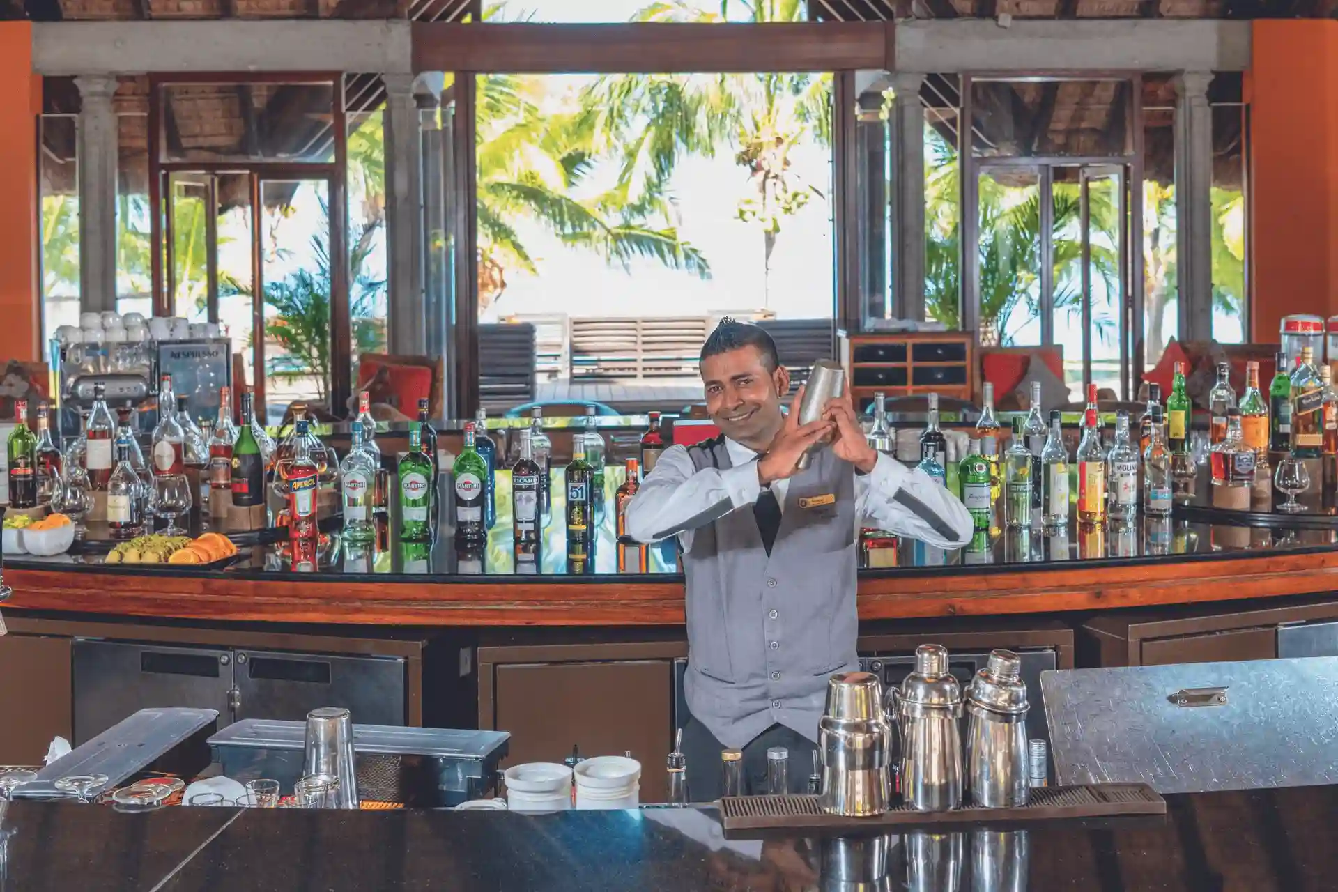 dinarobin-mauritius-bar-mahogany-bar