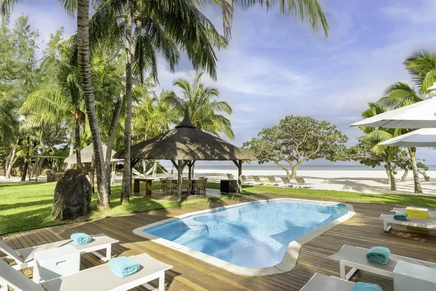 dinarobin-villa-pool-chairs