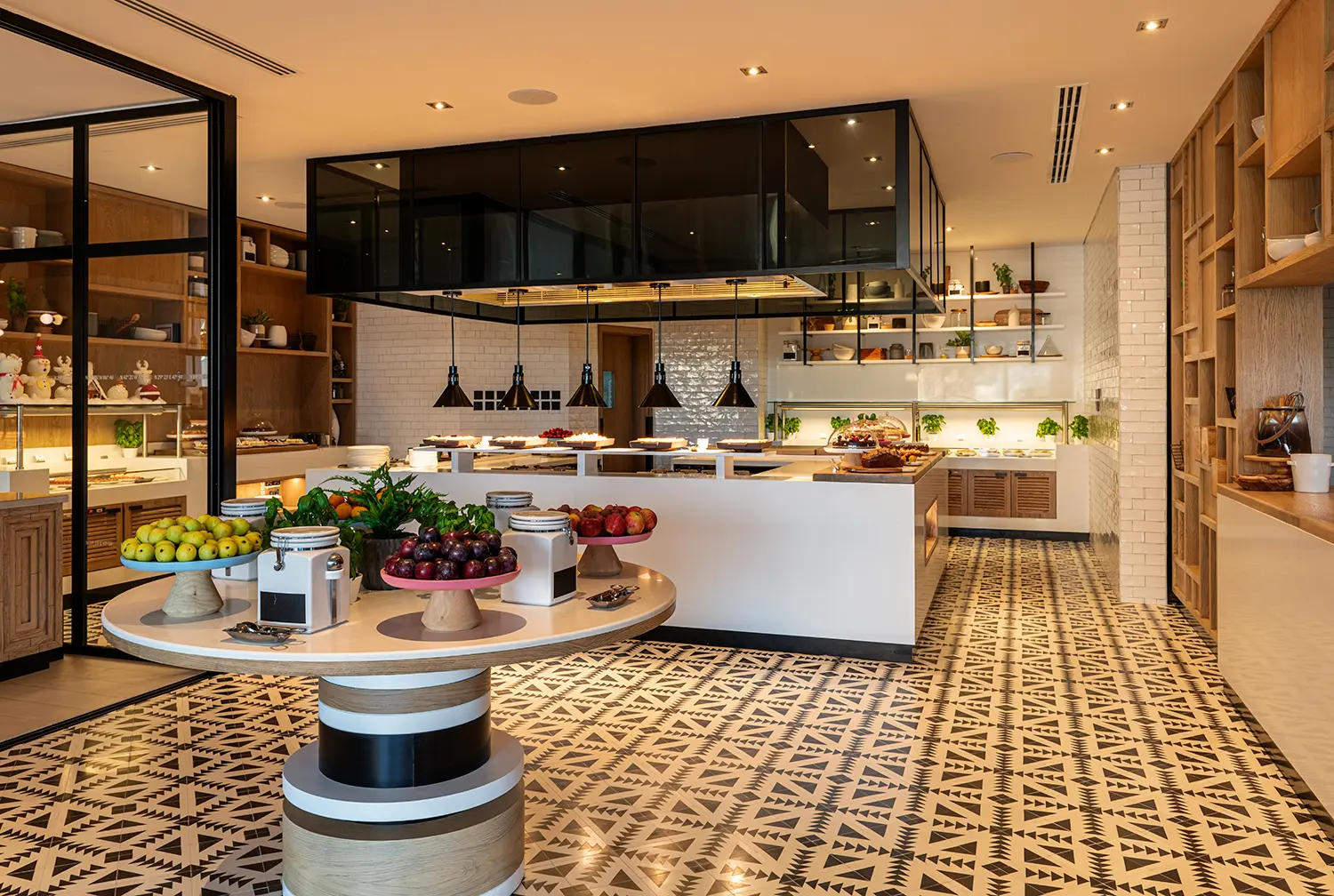 royal club lounge interior at le royal meridien beach resort and spa dubai featuring elegant seating, warm ambient lighting and views of the resort gardens