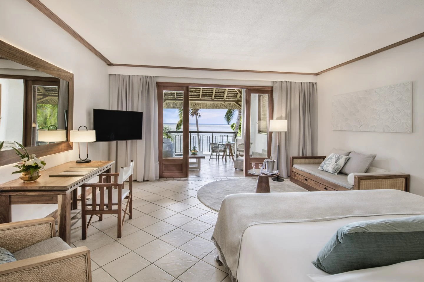 paradis junior suite with beachfront lounge