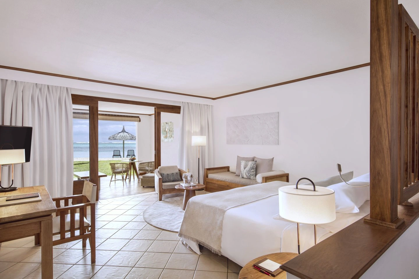 paradis junior suite with beachfront view and beach view