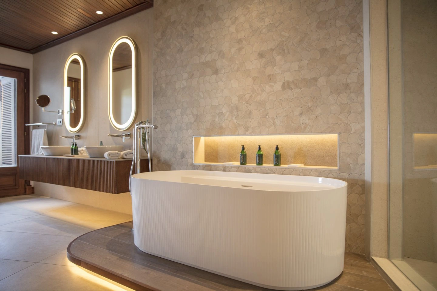 paradis senior suite with beachfront bath