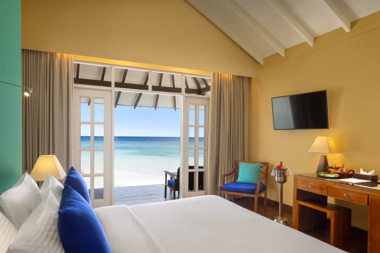 adaaran select meedhupparu raa atoll maldives beach villa bed