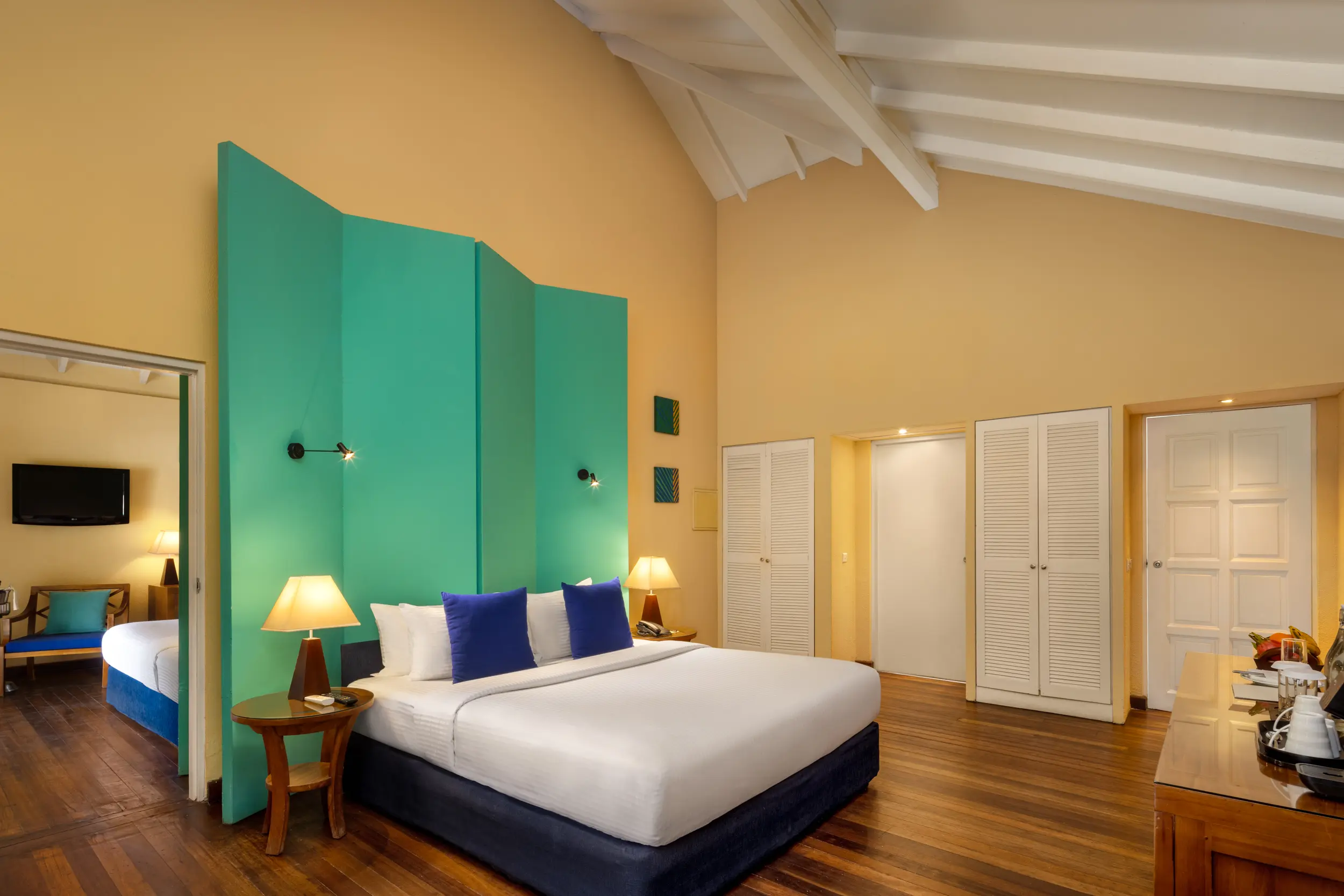 adaaran select meedhupparu raa atoll maldives family beach villa king bed room