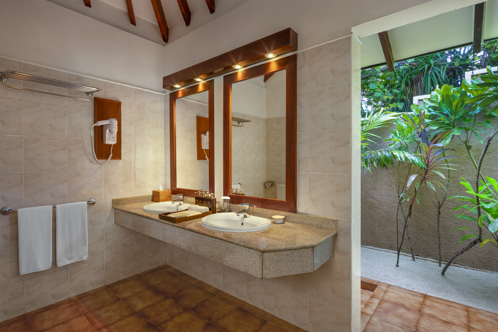 adaaran select meedhupparu raa atoll maldives honeymoon suite sink