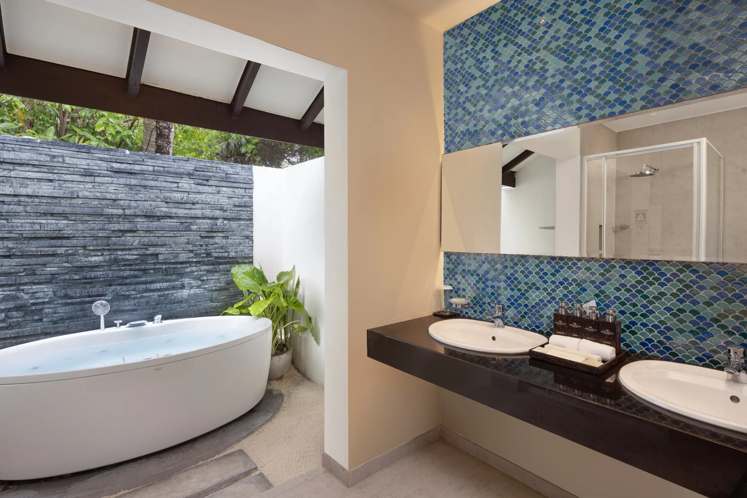 adaaran select meedhupparu raa atoll maldives jacuzzi beach villa oceanfront
