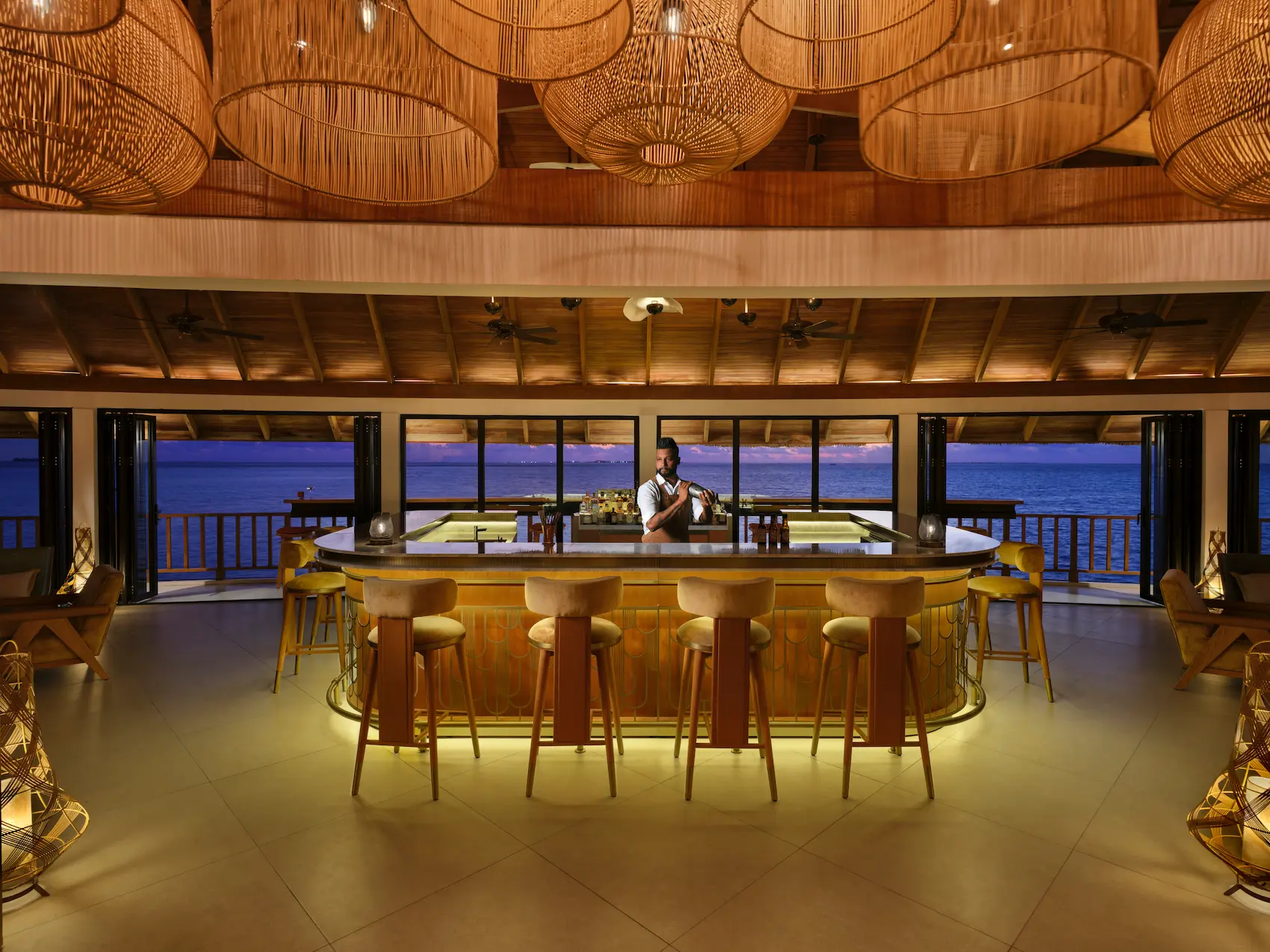 anantara dhigu yellow fin club bar counter bartender