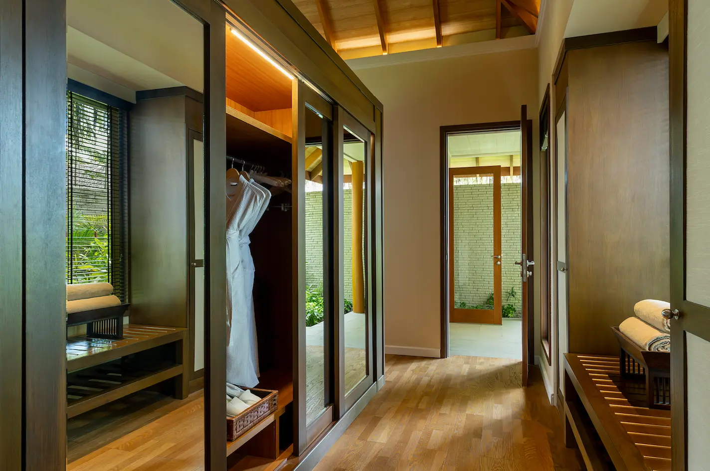 baros-maldives-baros-residence-dressing-area