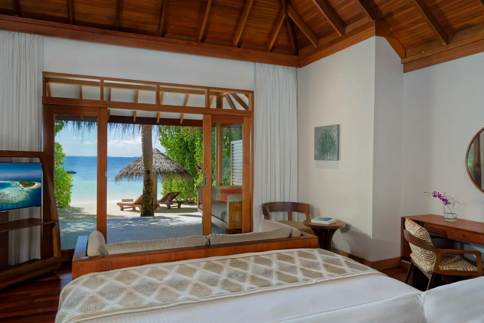 baros-maldives-deluxe-villa-beach-view