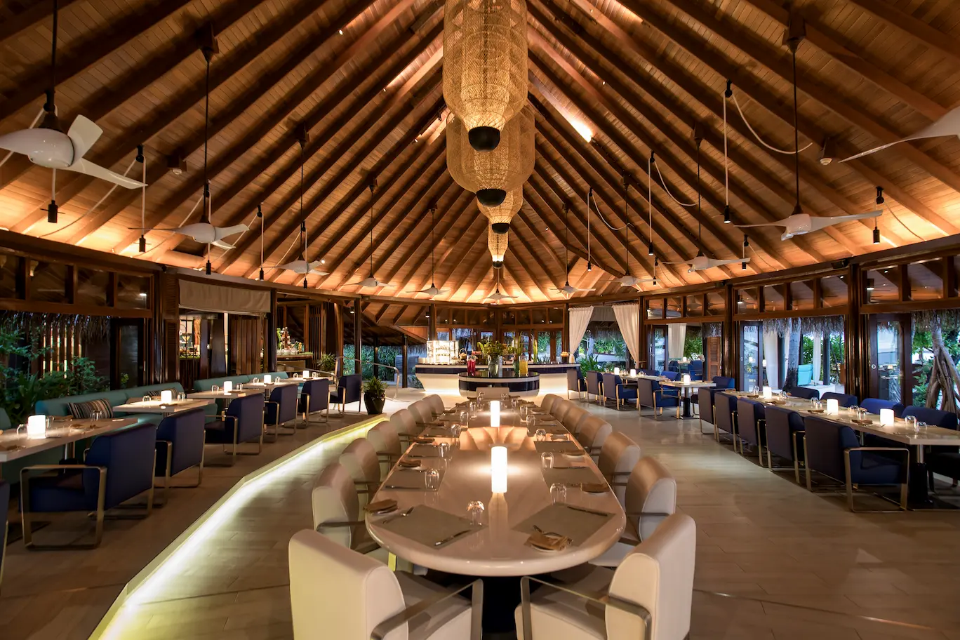 constance halaveli maldives jahaz restaurant and bar featuring a stylish dining area