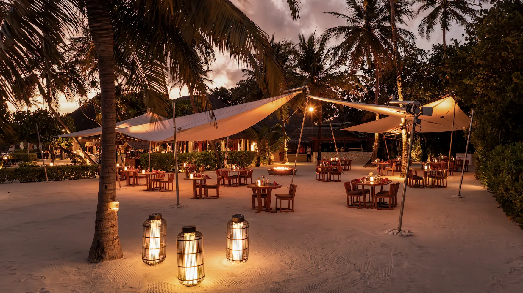 constance halaveli maldives meeru restaurant featuring a relaxed dining area