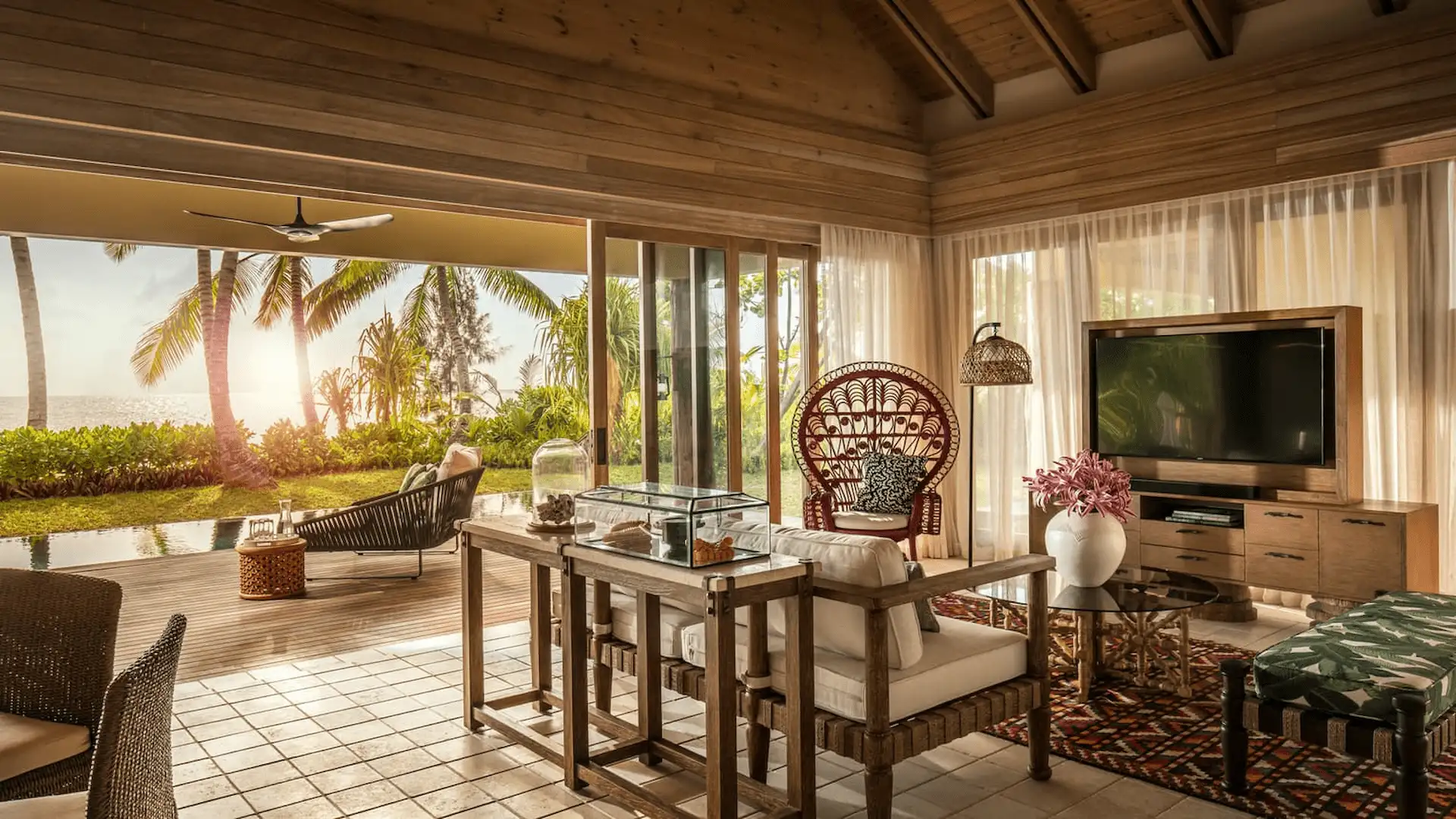 four-seasons-resort-desroches-seychelles-sunset-beach-suite-desroches-two-bedroom-suite-dinning-area