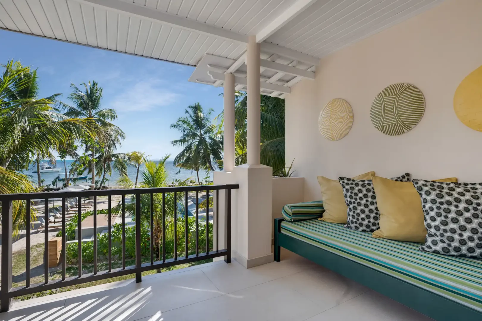 indian ocean lodge balcony lounge with ocean view