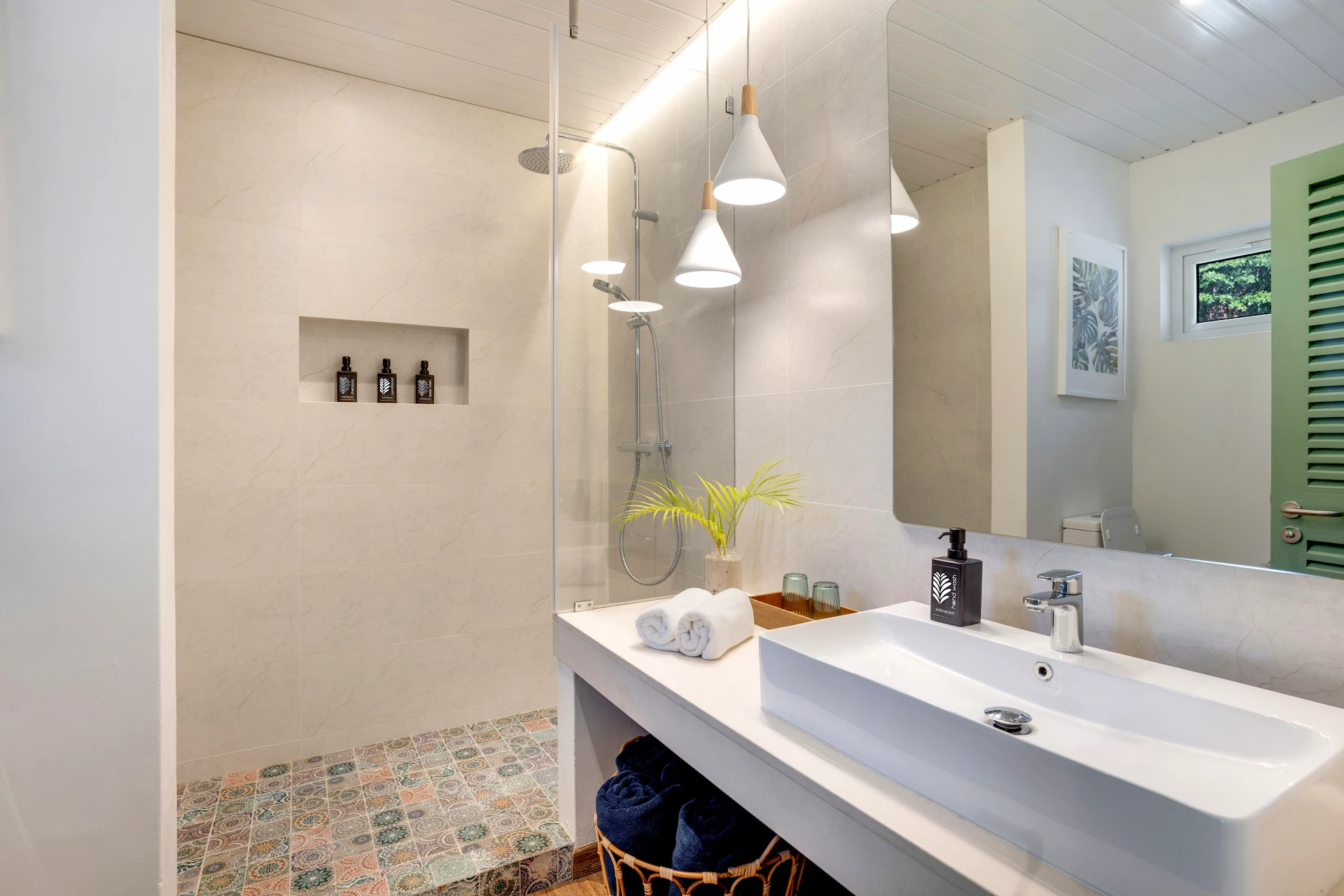 indian ocean lodge balcony double sinks with ocean view