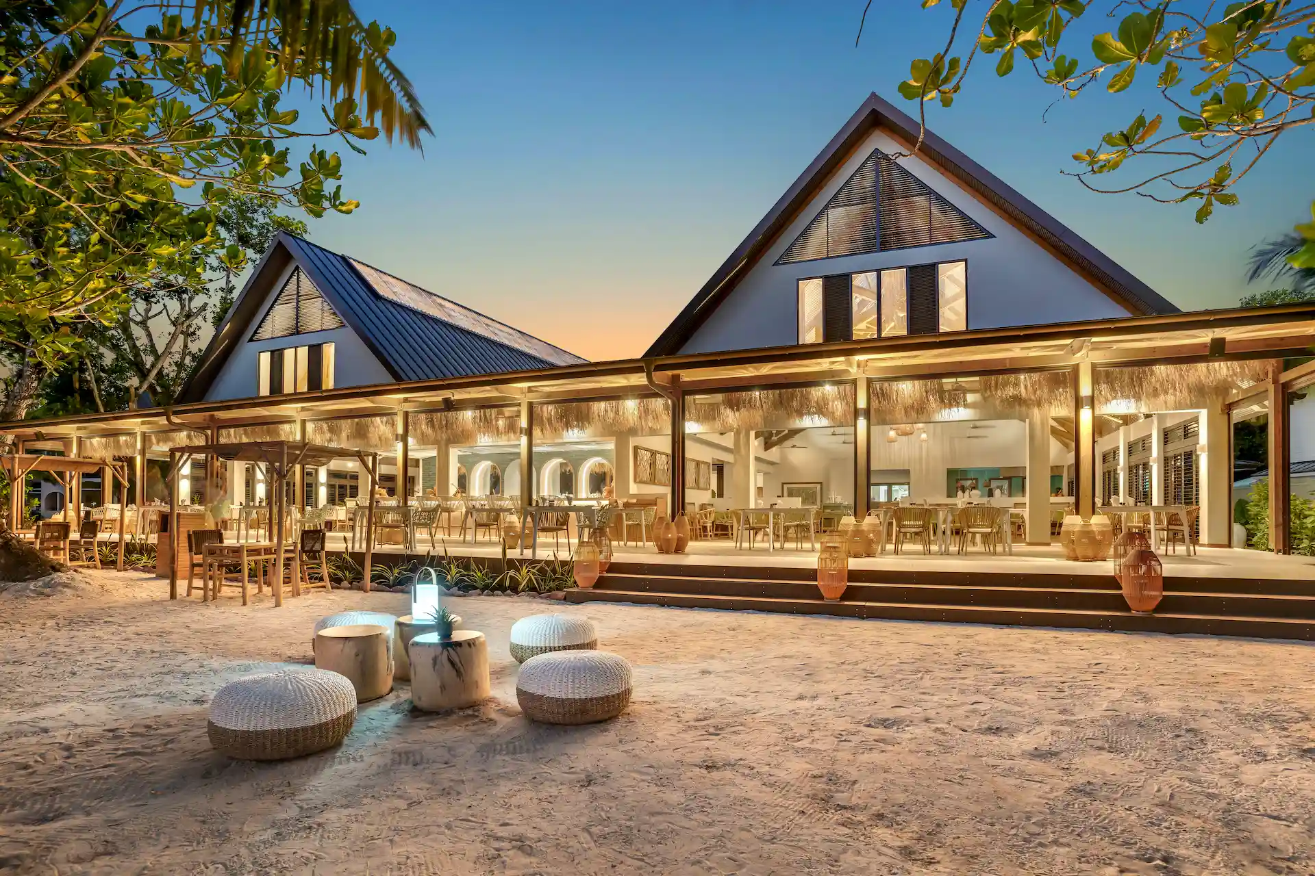 indian ocean lodge main restaurant with ocean view