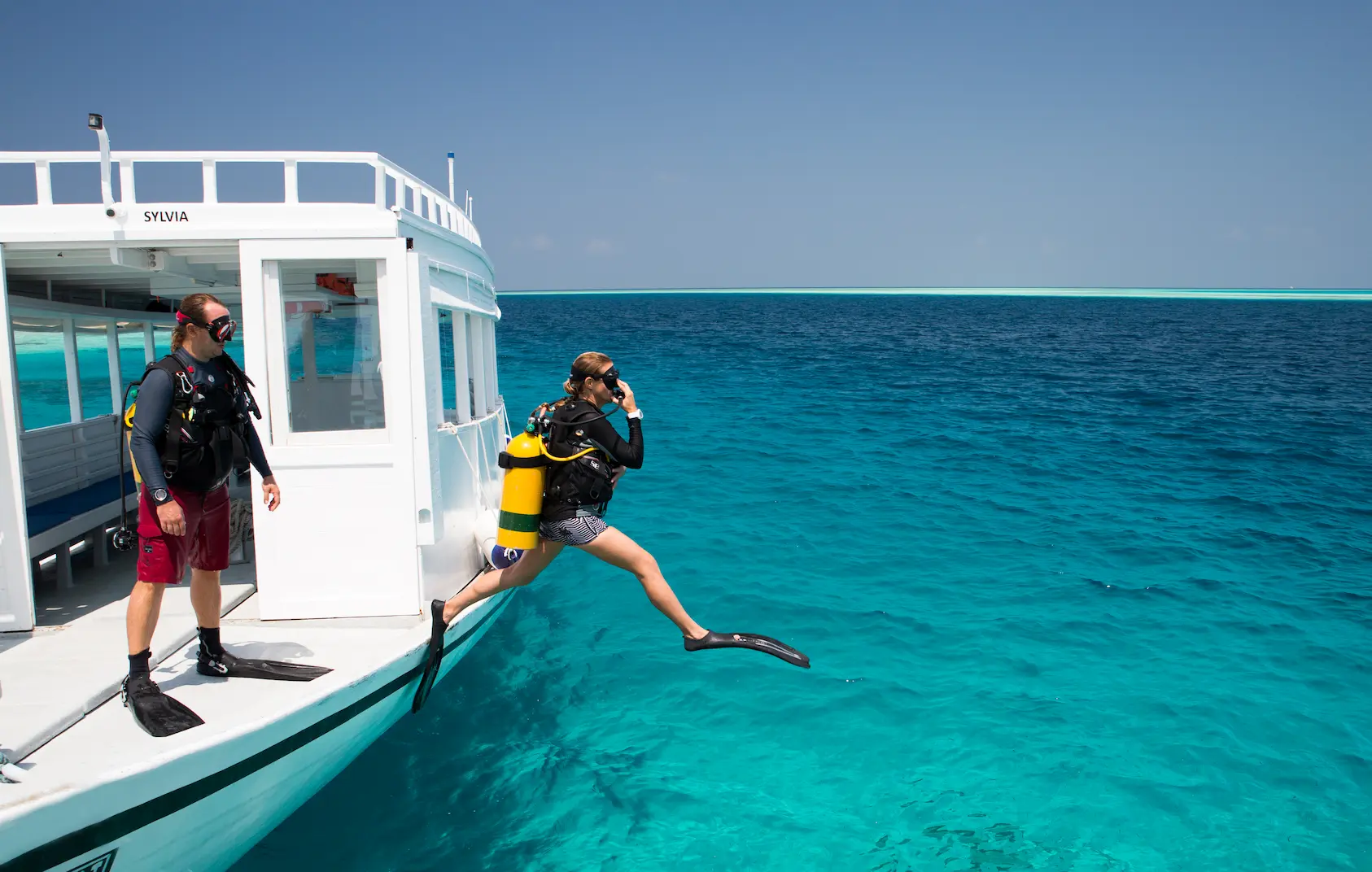 komandoo maldives diving experience showcasing vibrant underwater life and serene indian ocean adventure