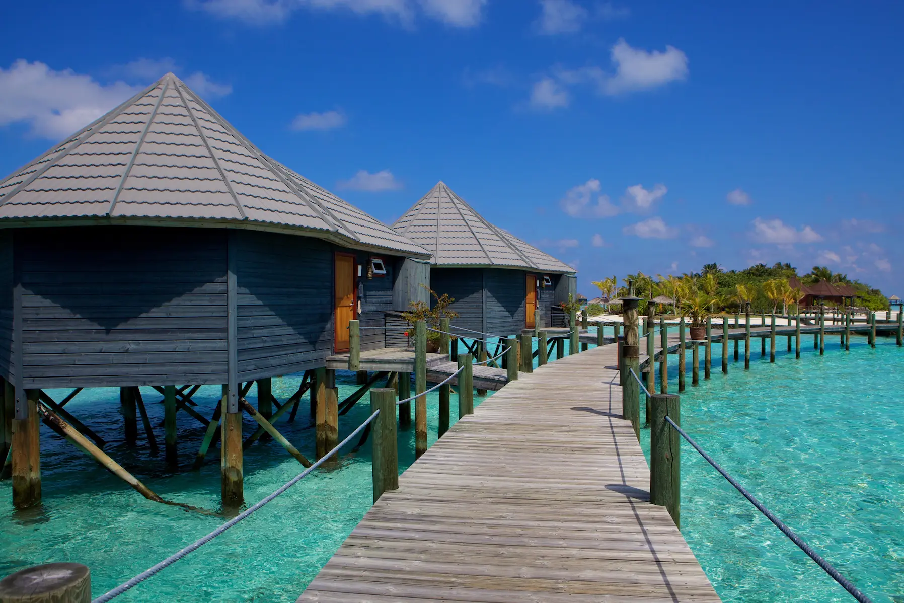 komandoo-maldives-jacuzzi-water-villa-exterior