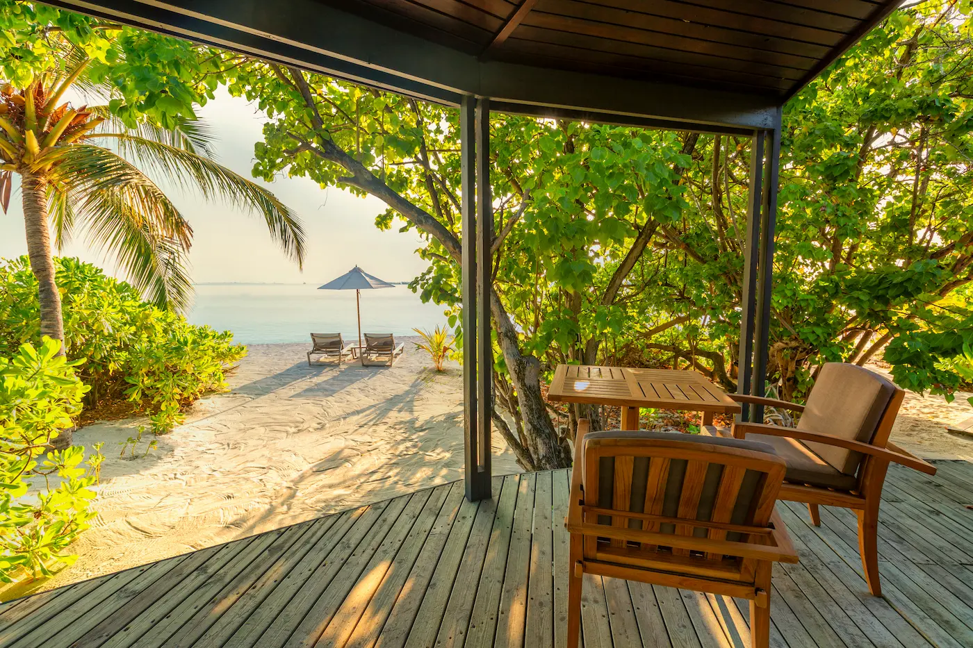 komandoo-maldives-jacuzzi-beach-villa-exterior-terrace