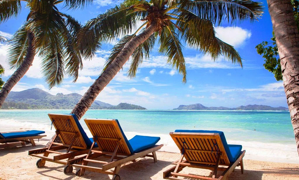 larchipel seychelles beach with loungers on white sand