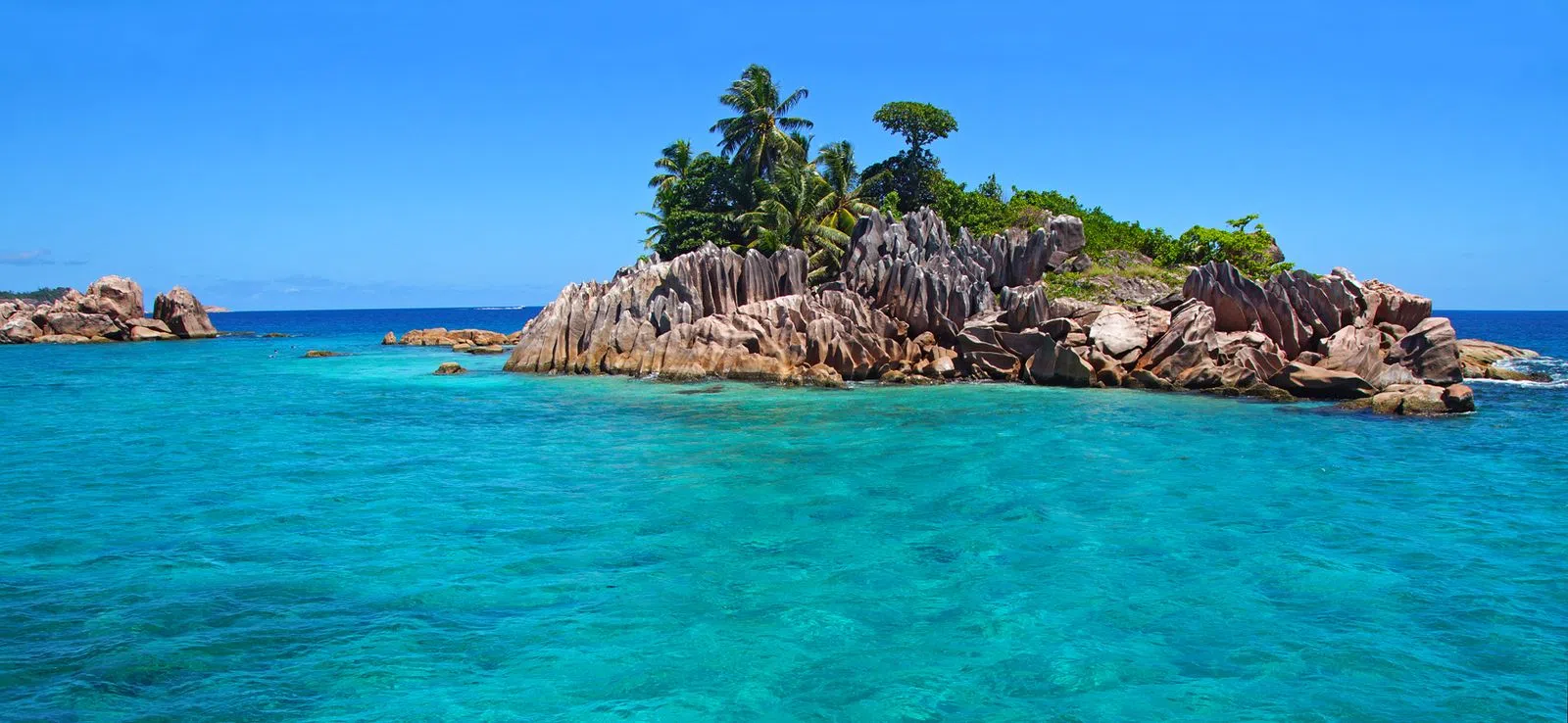 larchipel seychelles sea view with island in distance