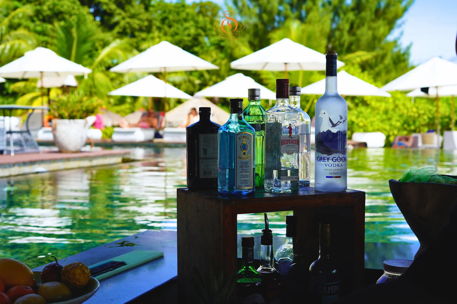 le-domaine-de-lorangeraie-seychelles-pool-bar-drinks