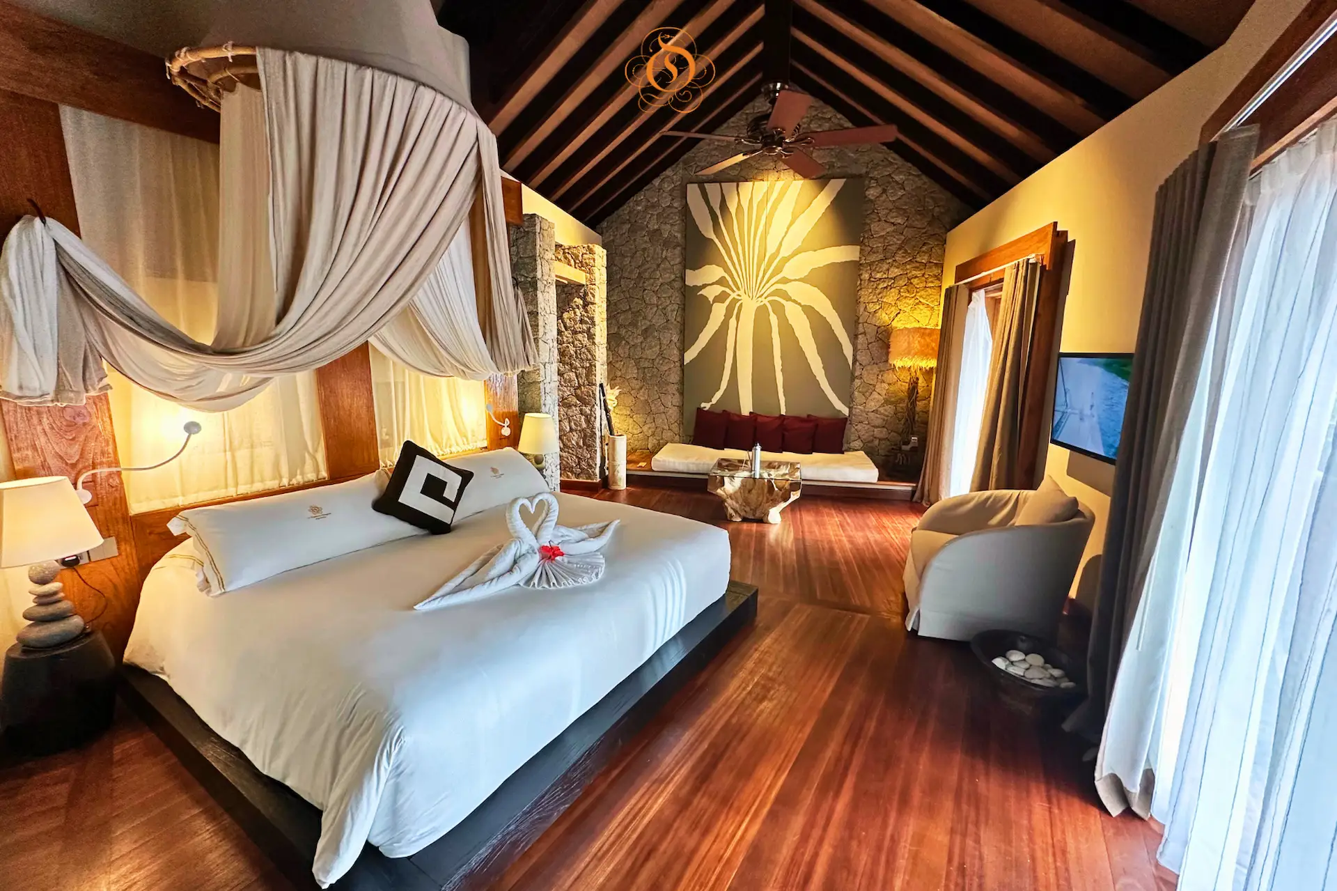 bedroom in a villa de charme at Le Domaine de L’Orangeraie Resort & Spa with a large bed and stylish tropical interior design