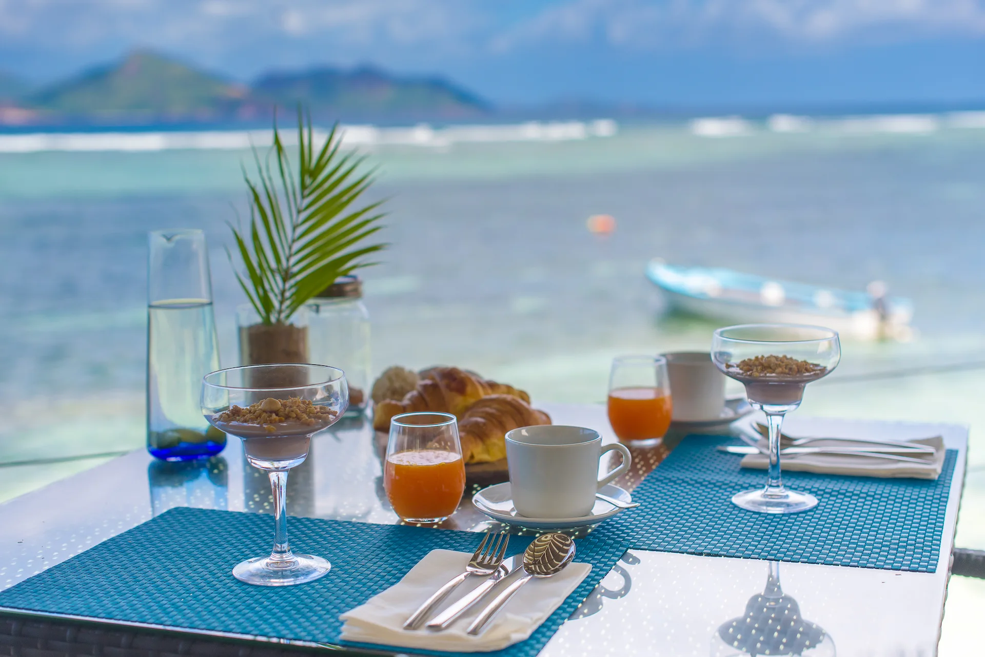 seafront dining at Le Nautique with tables overlooking the ocean and a relaxed beachfront atmosphere
