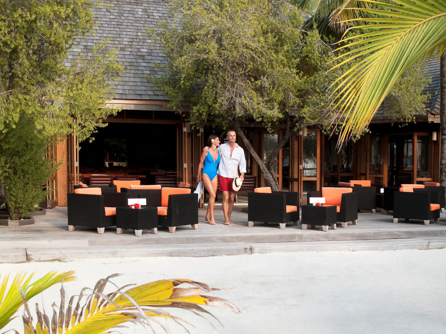 meeru maldives kakuni bar lifestyle scene with warm ambient lighting relaxed beachfront seating and a calm elegant atmosphere reflecting the resort’s refined luxury style