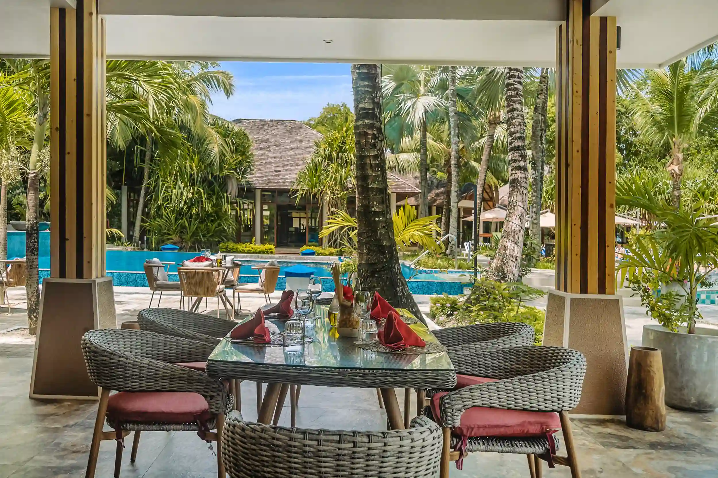niva labriz seychelles aria restaurant with elegant dining area