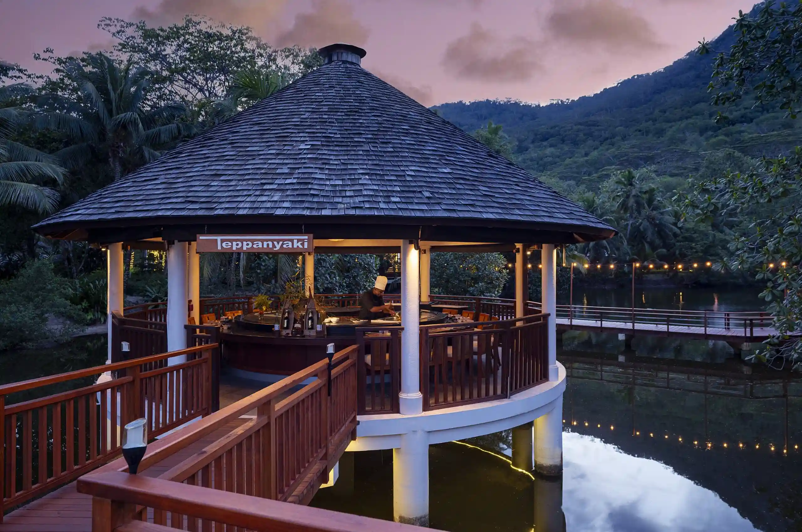 niva labriz seychelles teppanyaki restaurant with chef cooking at grill and tropical setting