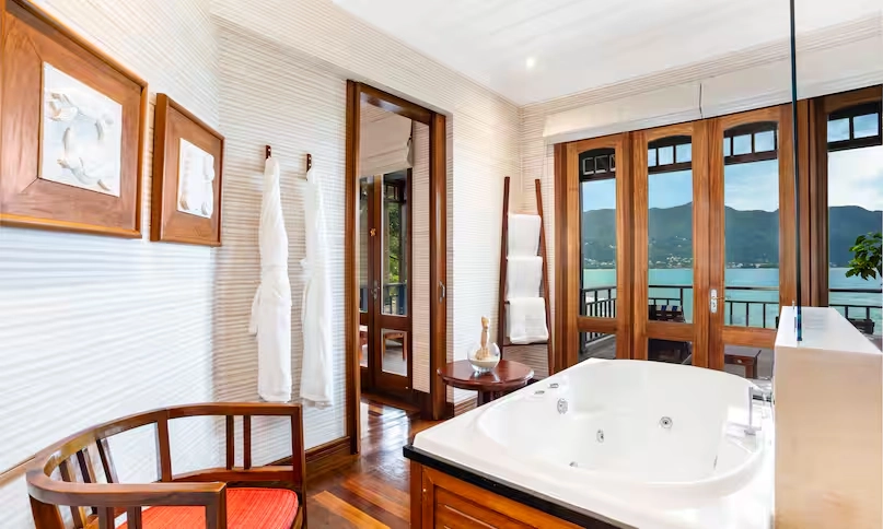whirlpool bathtub in northolme king sunset villa with ocean view