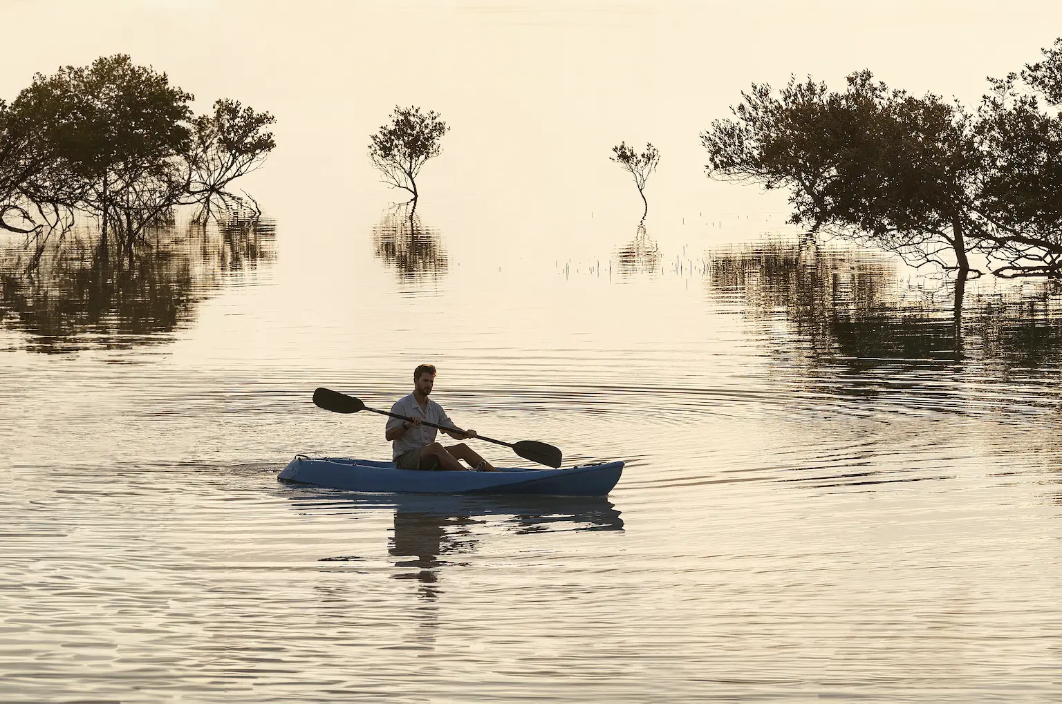 anantara-mina-ras-al-khaimah-outdoor-kayak