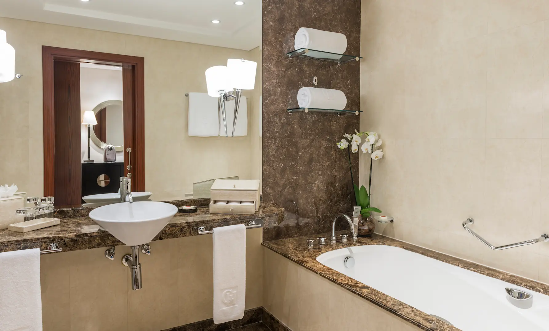 grosvenor-house-dubai-premier-room-bathroom
