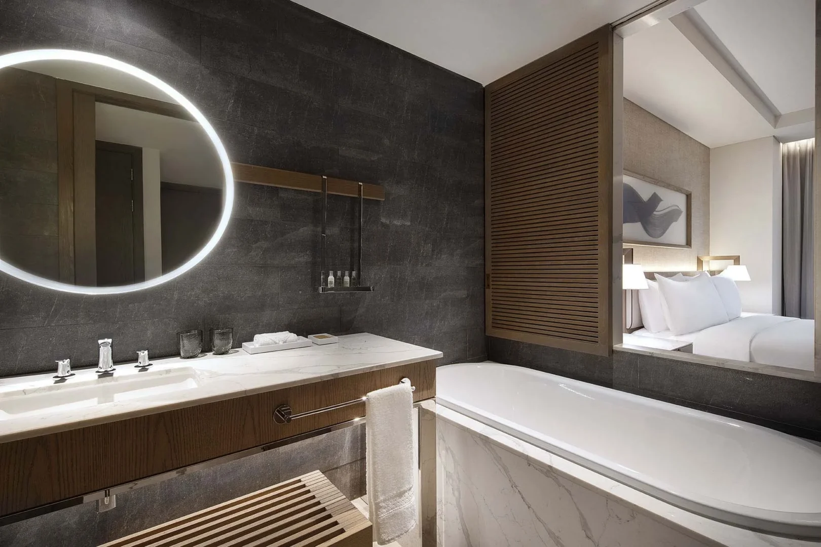 hilton-abu-dhabi-yas-island-king-guest-room-bathtub