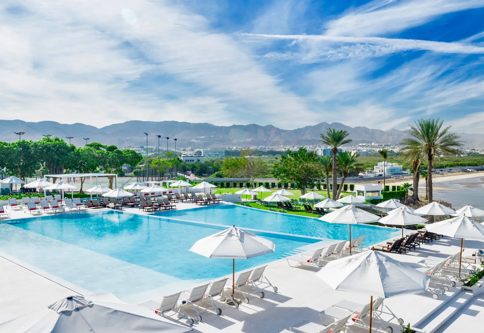 pool-crowne-plaza-muscat-oman