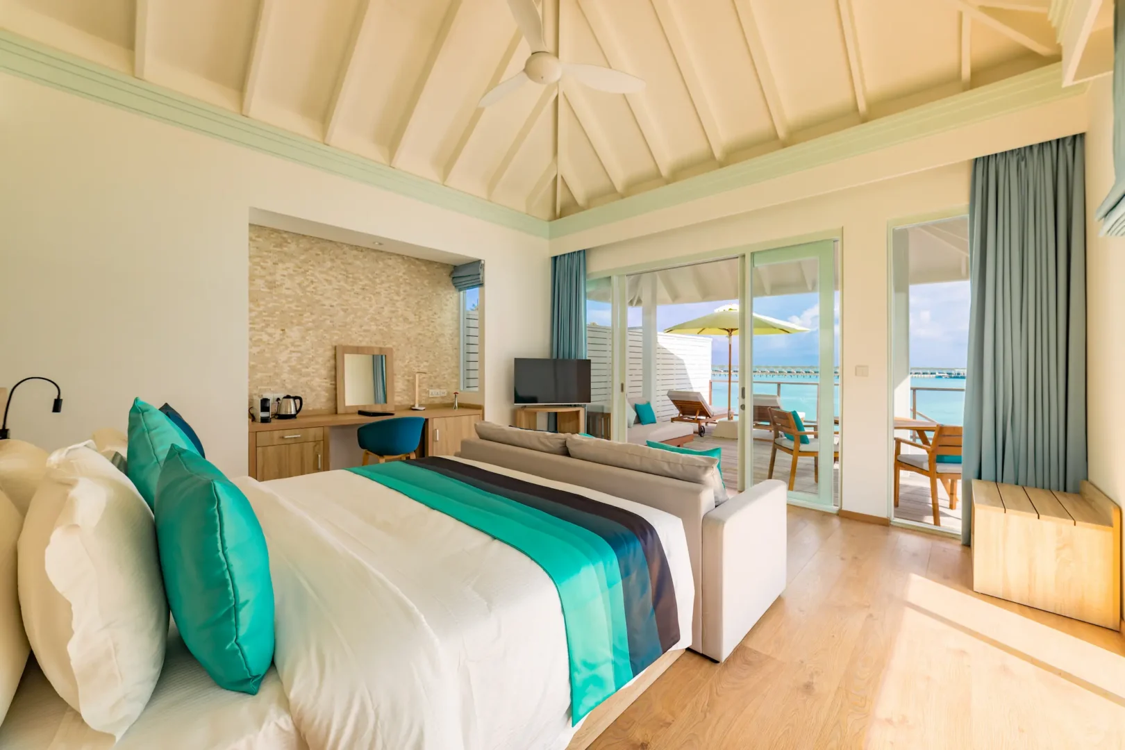 siyam-world-maldives-three-bedroom-lagoon-villa-with-pool-slide-bedroom