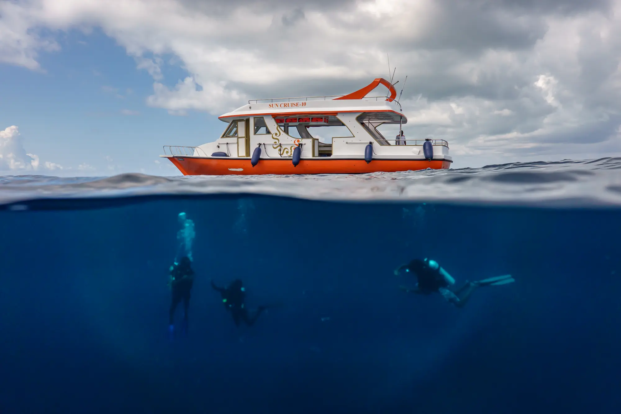 sun siyam iru veli maldives diving showcasing a vibrant underwater experience with colourful marine life in clear tropical waters