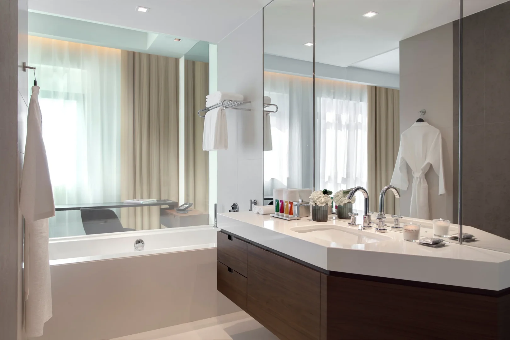 deluxe guest room king city bathroom at the heritage hotel dubai