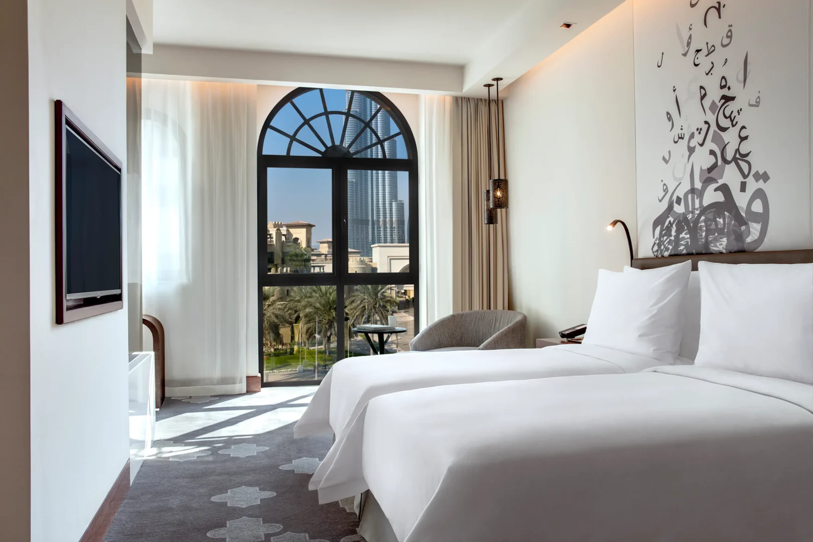 deluxe landmark view twin bedroom at the heritage hotel dubai