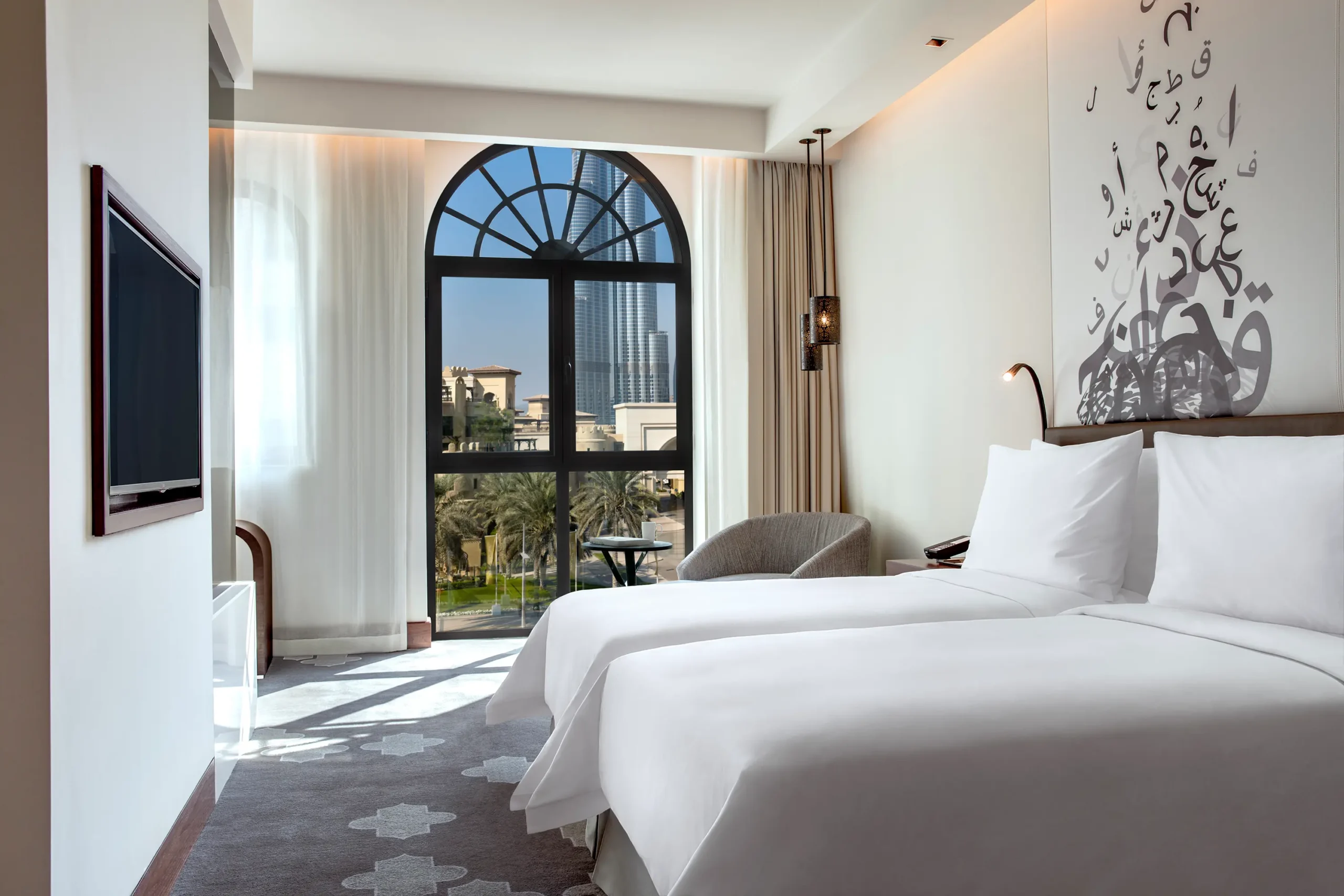 deluxe landmark view twin bedroom at the heritage hotel dubai