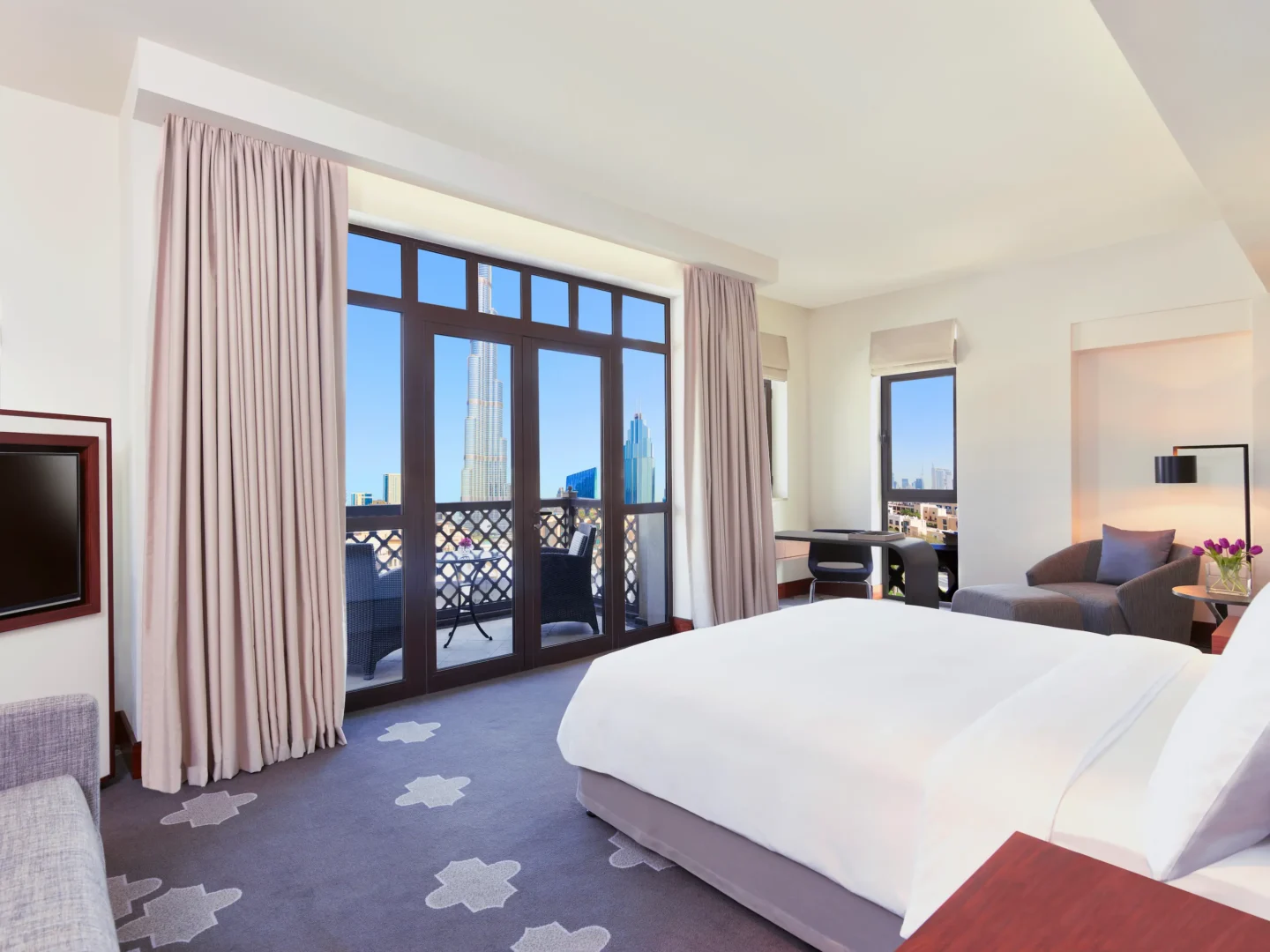 premier landmark view balcony at the heritage hotel dubai