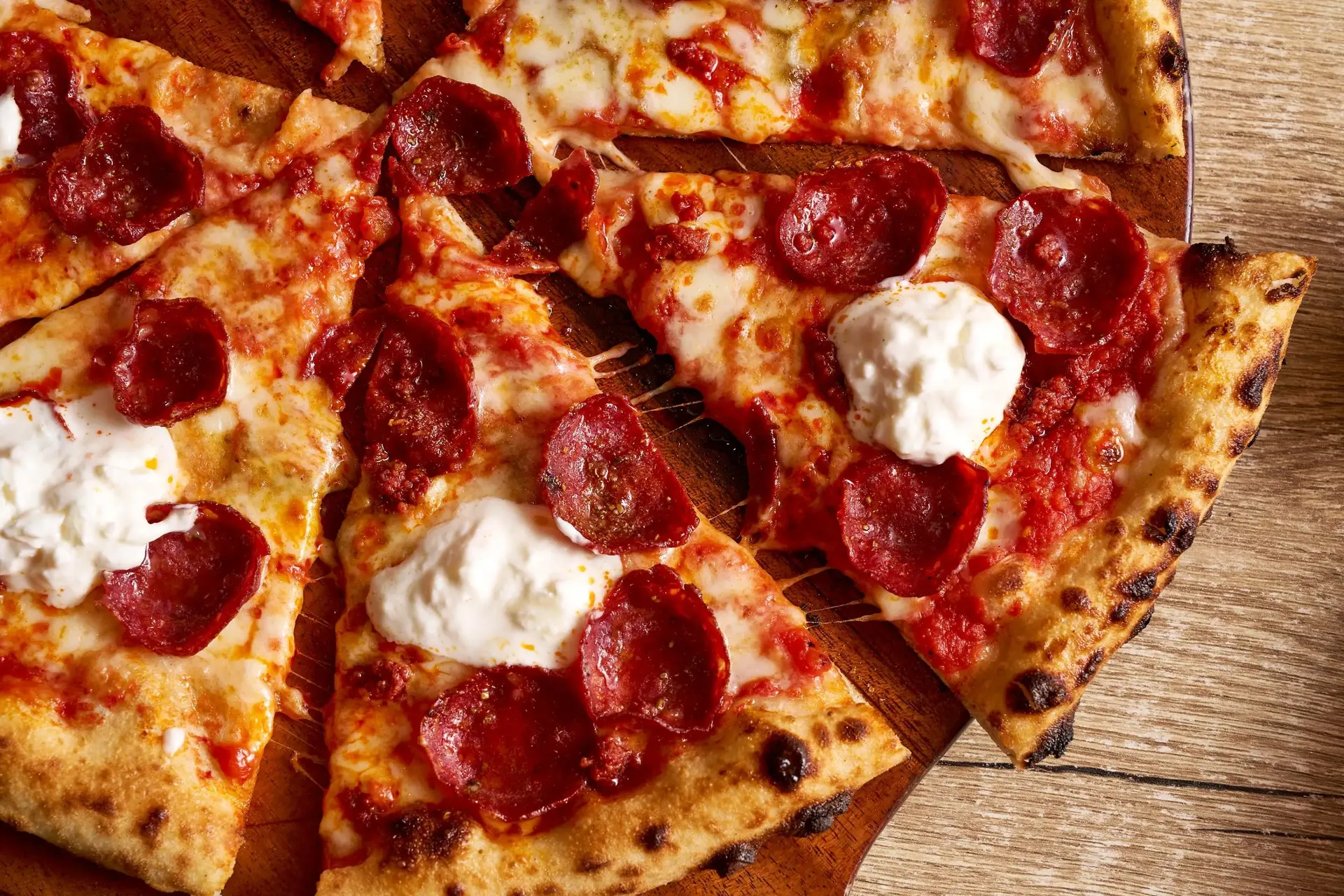 atlantis the palm gordon ramsays street pizza restaurant featuring vibrant interiors, casual dining atmosphere and artisan style pizzas in a lively setting in dubai