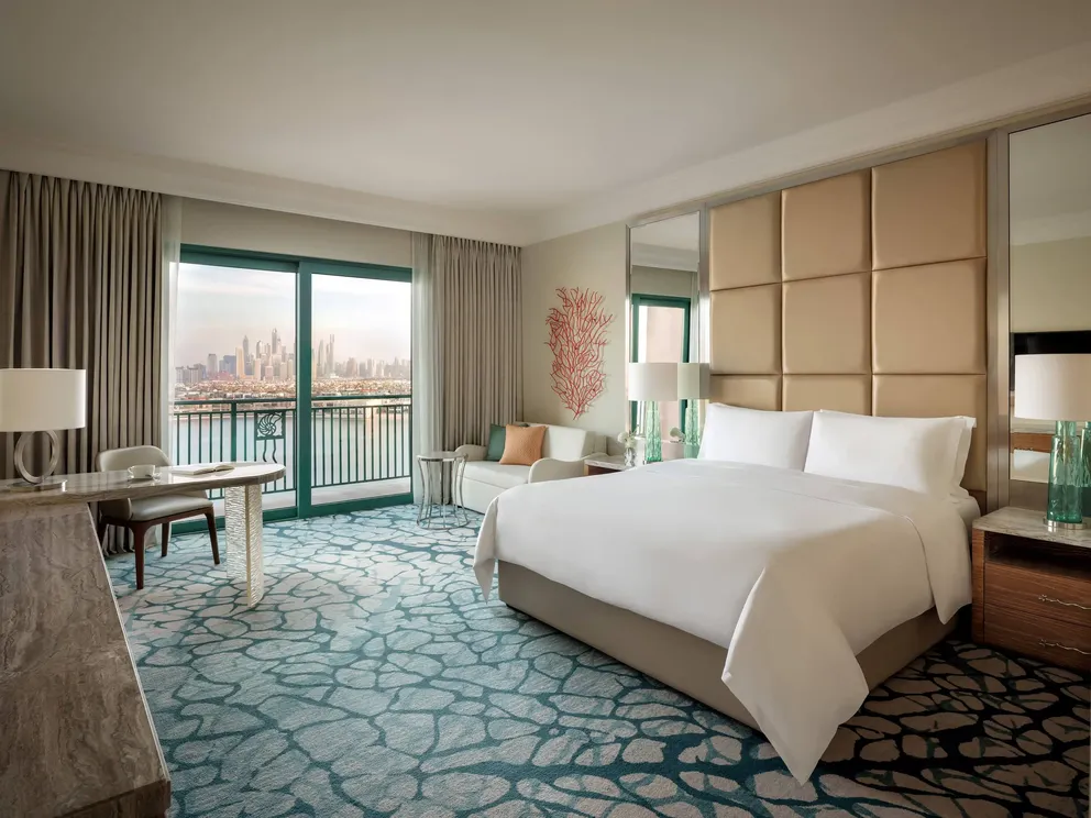 atlantis the palm palm view room with king beds featuring sophisticated interiors, plush bedding and panoramic views across dubai skyline