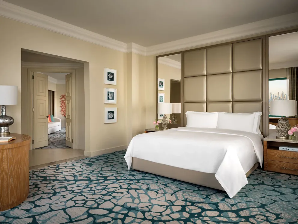 atlantis the palm skyline suite king bed with spacious layout, plush furnishings and panoramic views across dubai skyline in a refined luxury setting